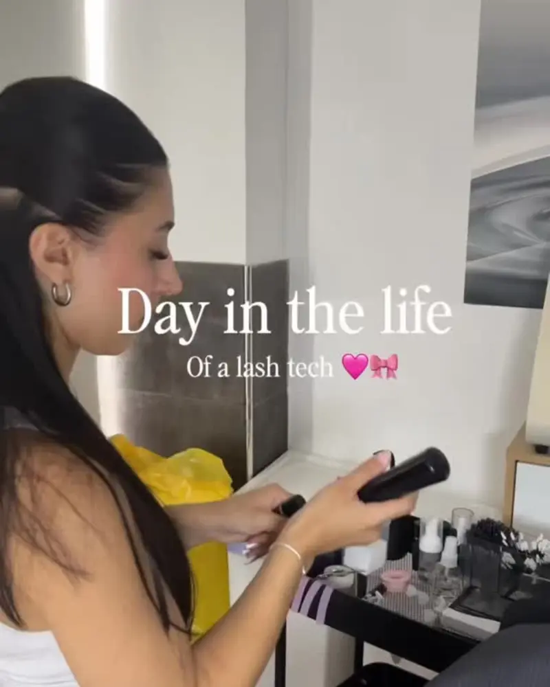 Mariana durante uma aplicação de pestanas